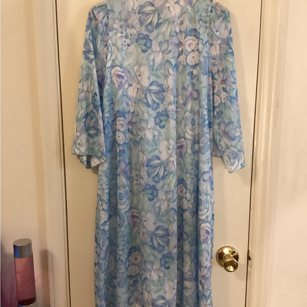Shadowline Floral Robe - Picture 6 of 7